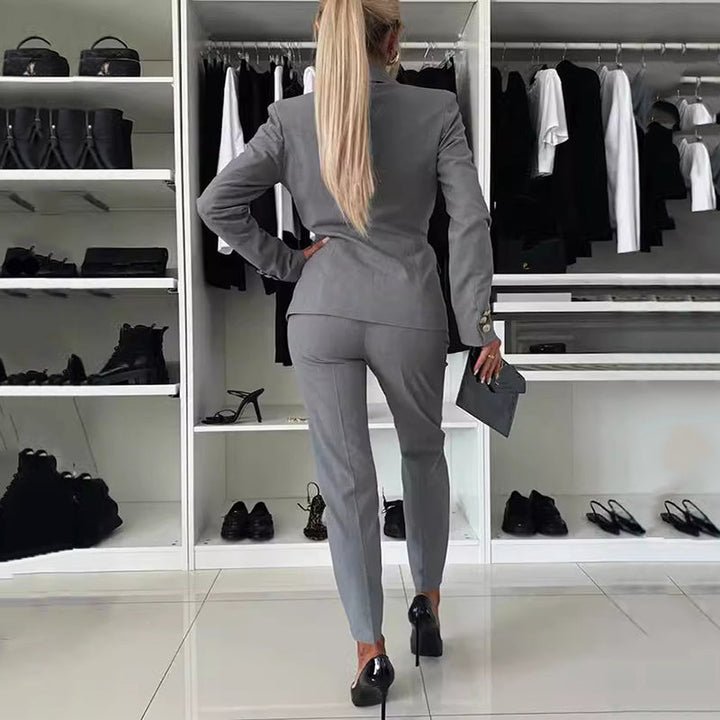 Damenanzug mit Doppelreiher und schmaler Hose